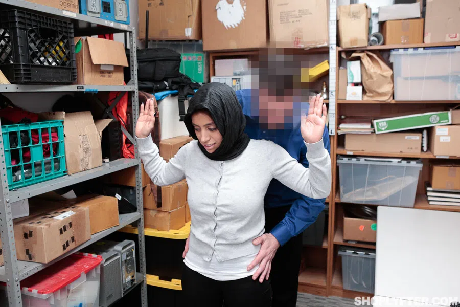 ella-knox-shoplyfter-41623 Of Page 1-1.webp
