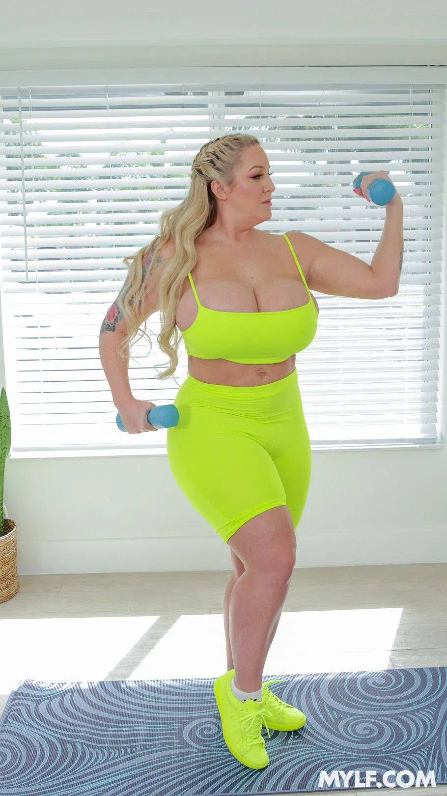 hot-ass-hollywood-milfbody-115163 Of Page 1-1.webp