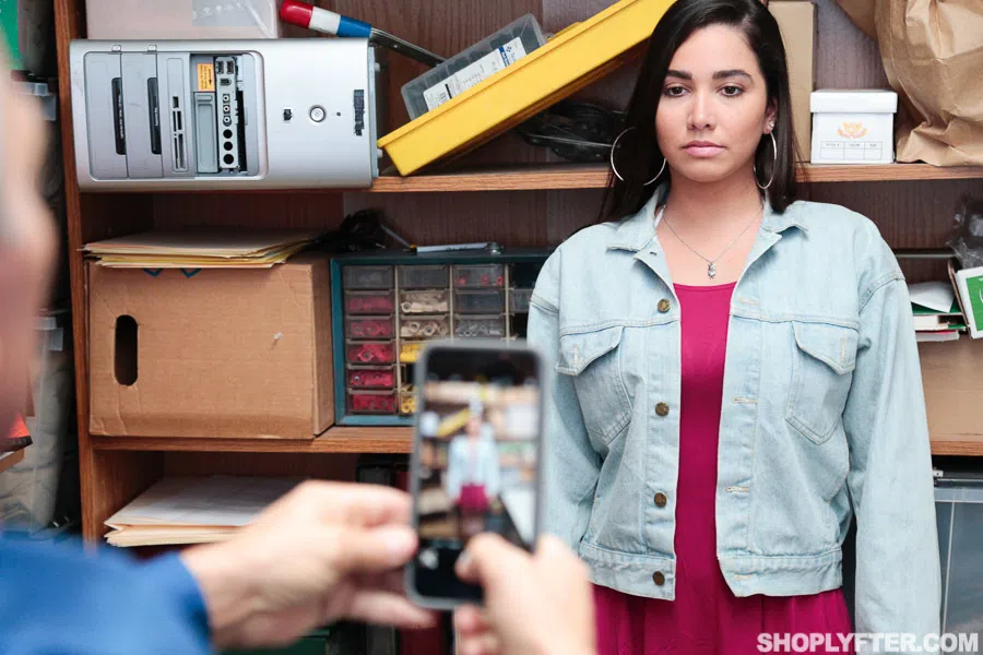 karlee-grey-shoplyfter-27201 Of Page 1-2.webp