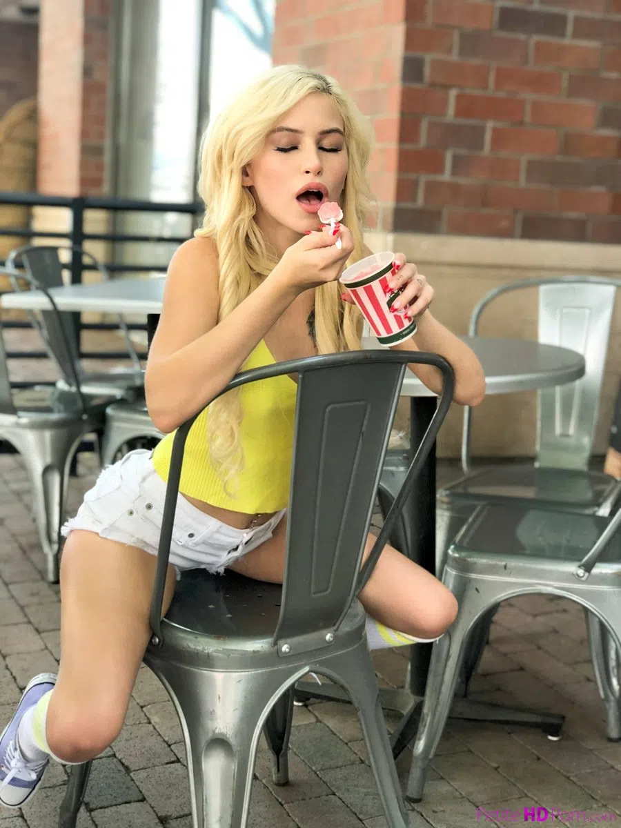 kiara-cole-petite-hd-porn-70784 Of Page 4-23.webp