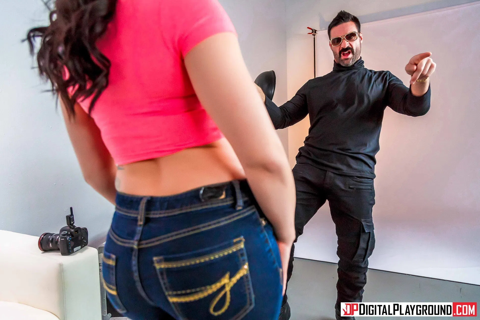 mandy-muse-big-booty-behind-the-scenes-33753 Of Page 1-2.webp