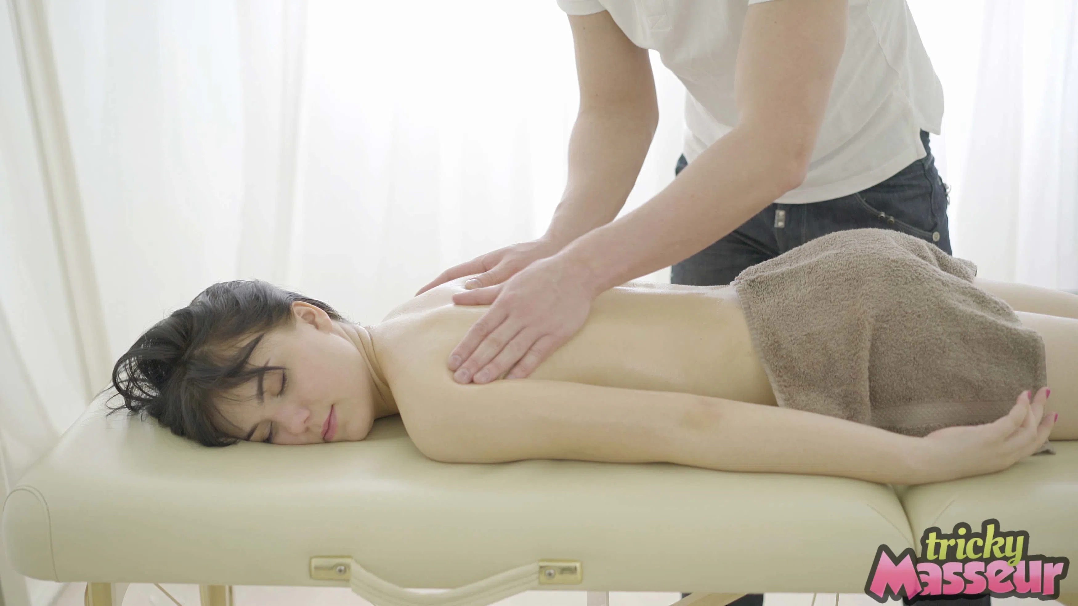 tetti-dew-korti-tricky-masseur-28658 Of Page 1-5.webp