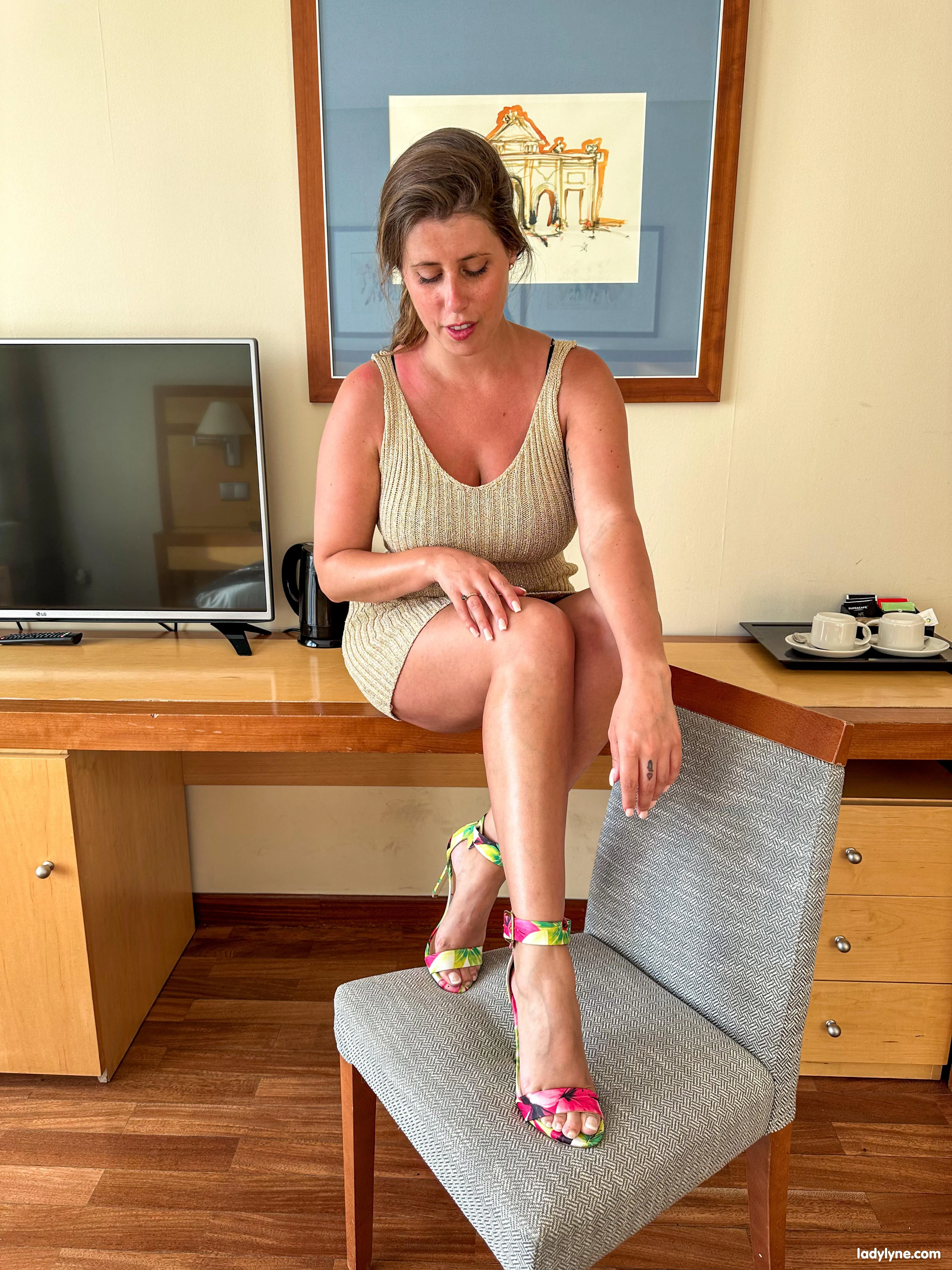 lady-lyne-fucked-in-a-hotel-room-184012 Of Page 1-2.webp