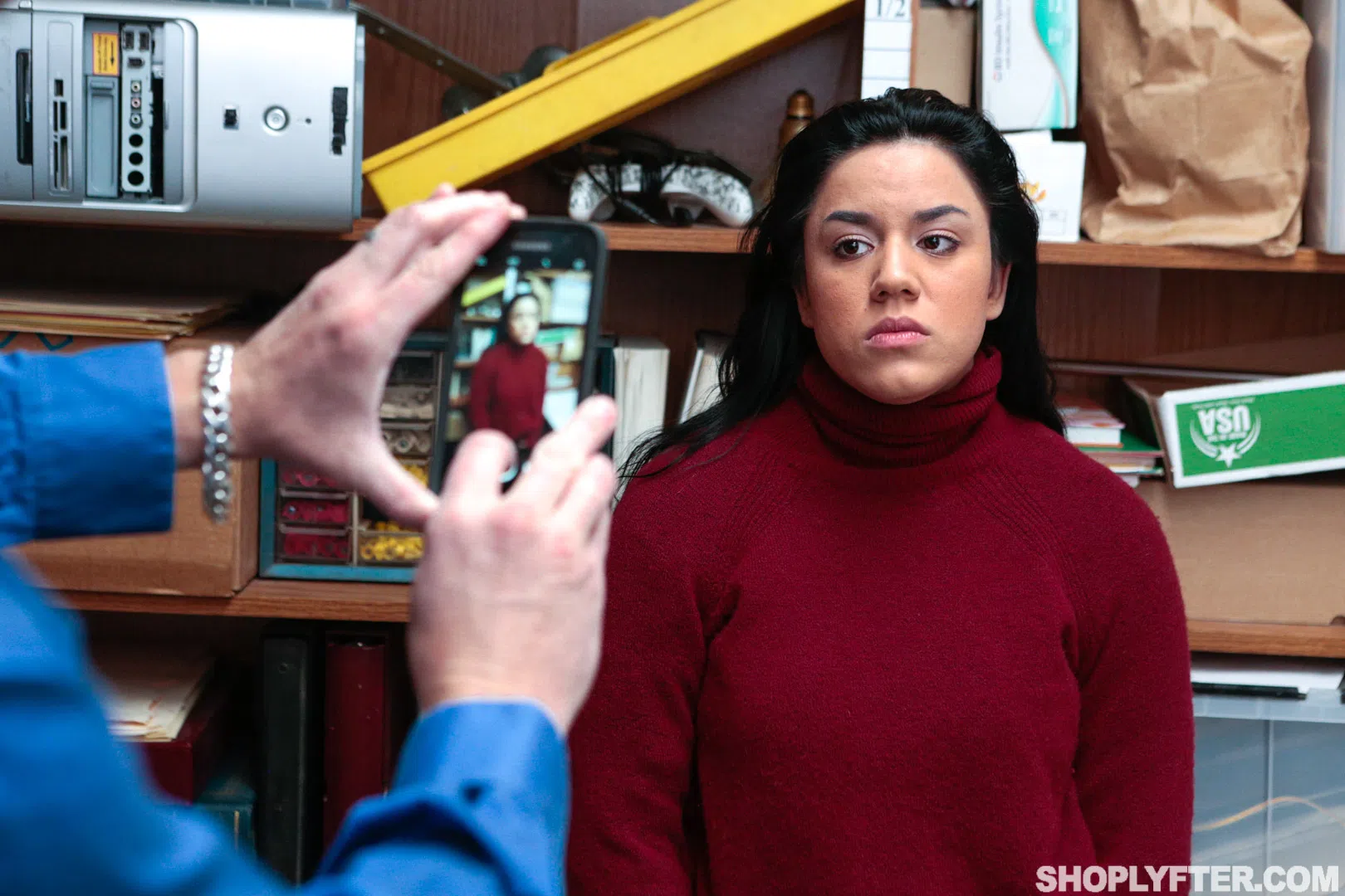 monica-sage-shoplyfter-40257 Of Page 1-3.webp