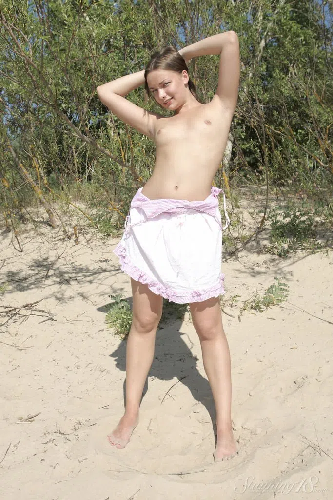 alice-d-stunning-18-72713 Of Page 2-7.webp