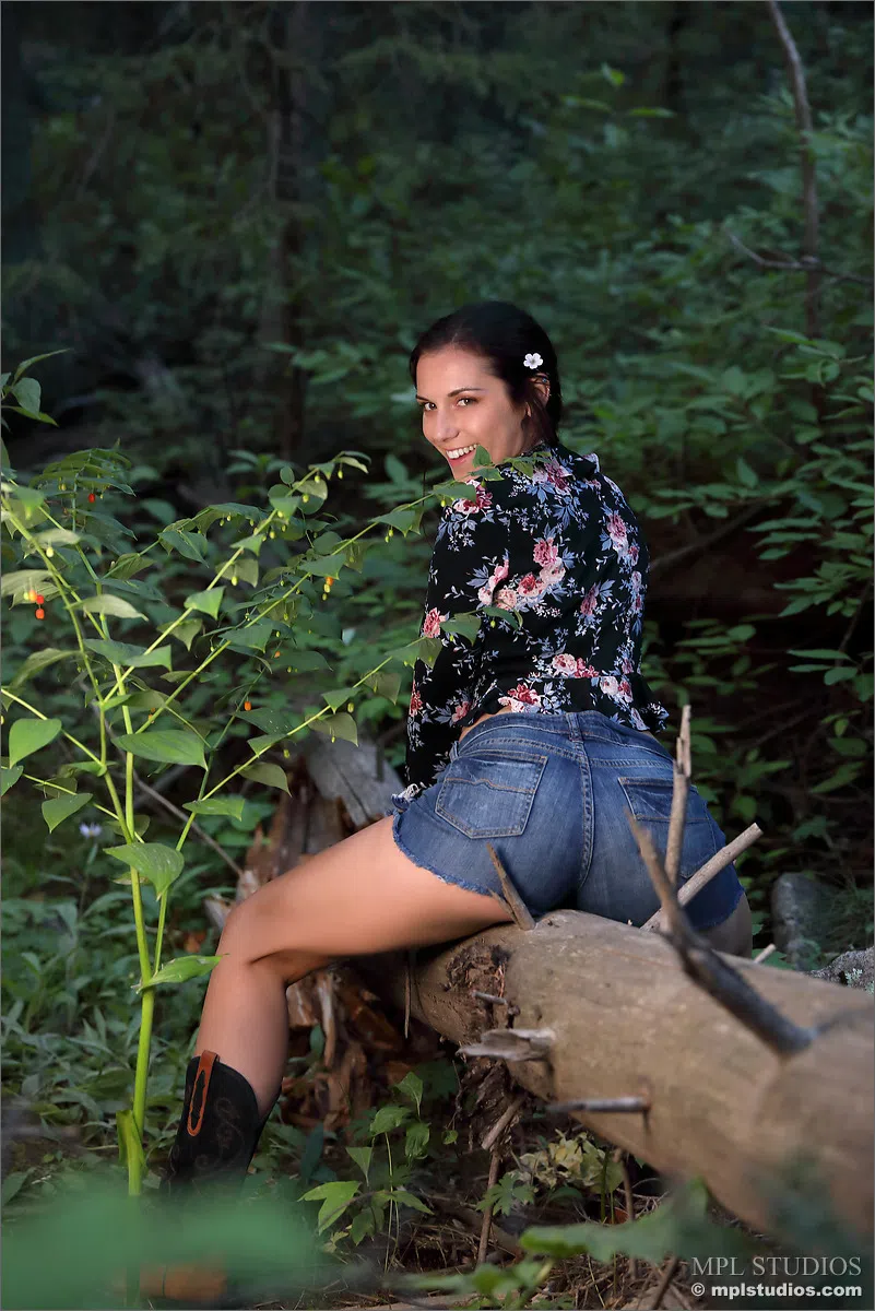 elena-generi-mpl-studios-87102 Of Page 1-3.webp