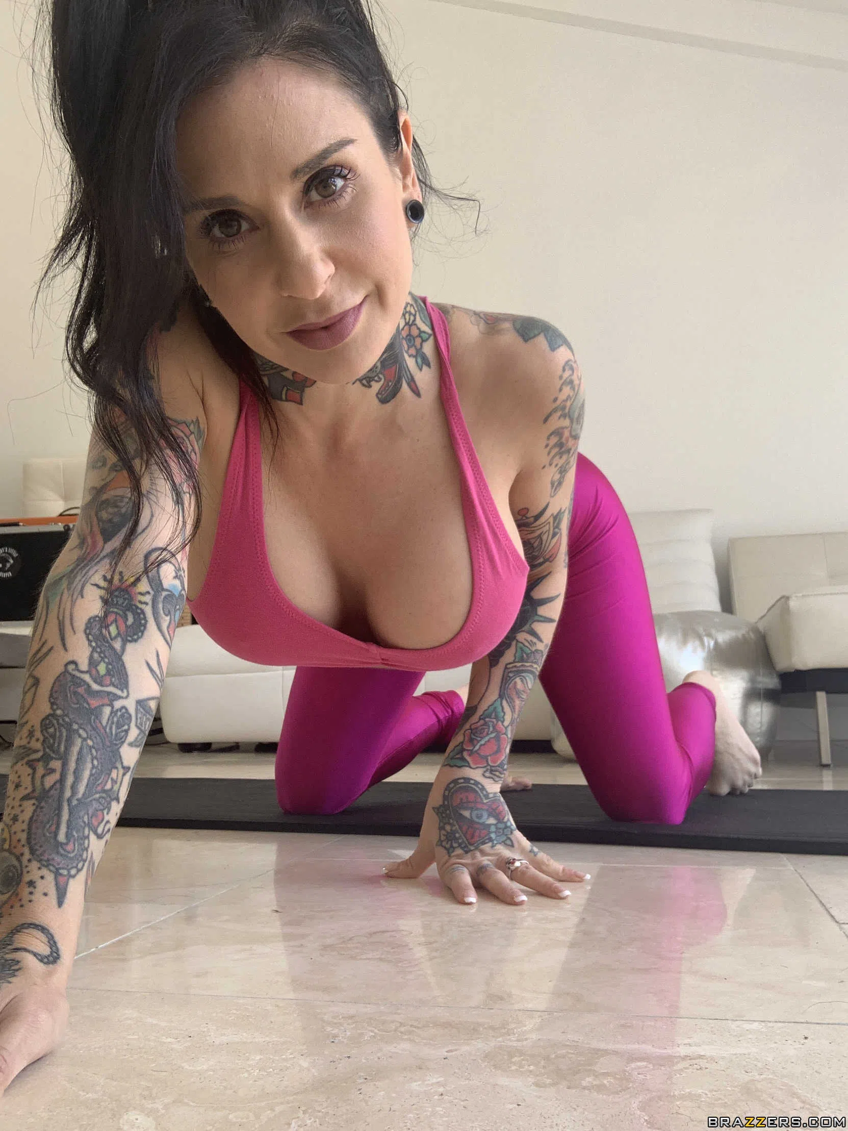joanna-angel-day-with-a-pornstar-77277 Of Page 2-7.webp