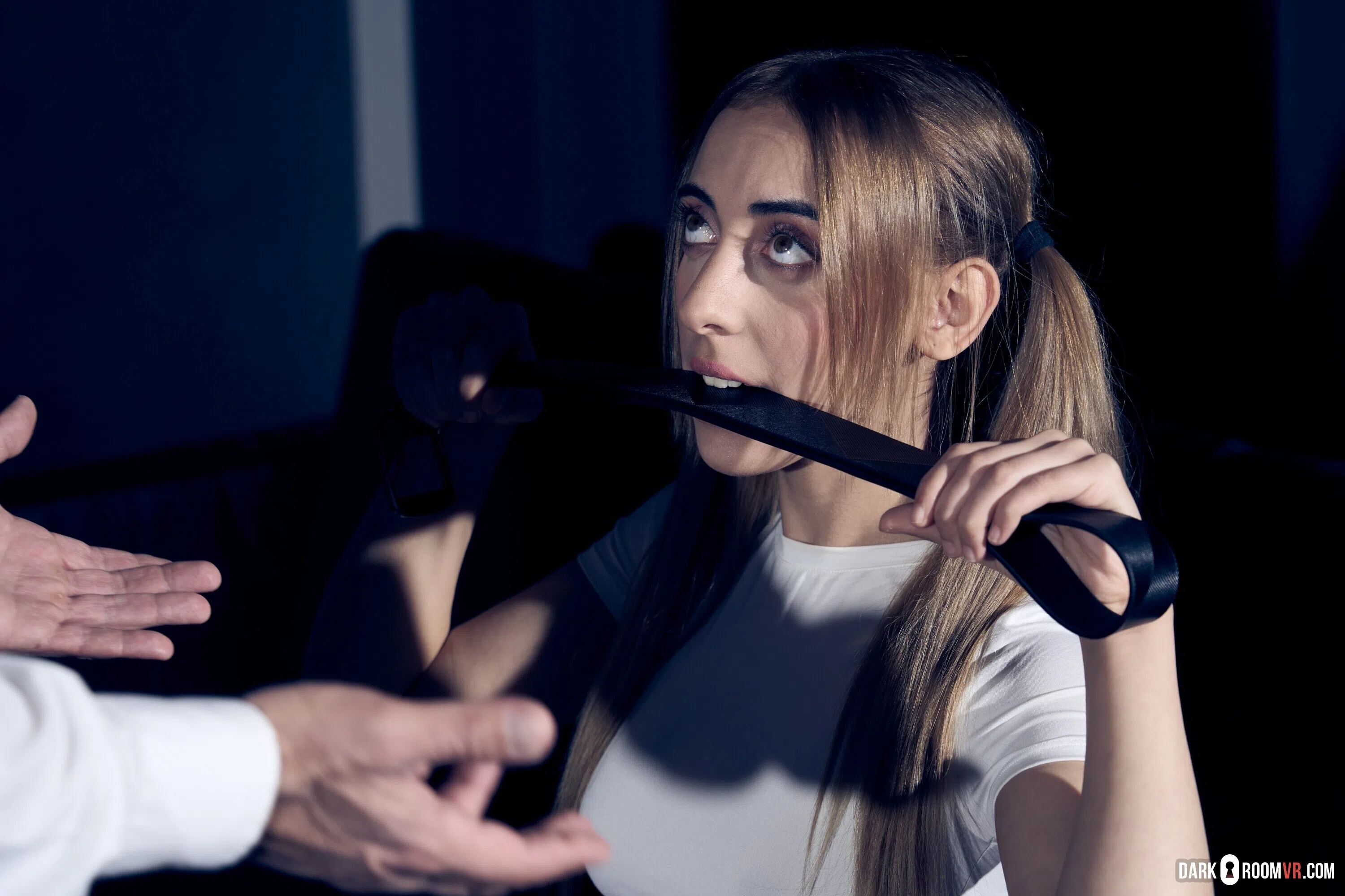 lola-heart-dark-room-vr-176673 Of Page 1-4.webp