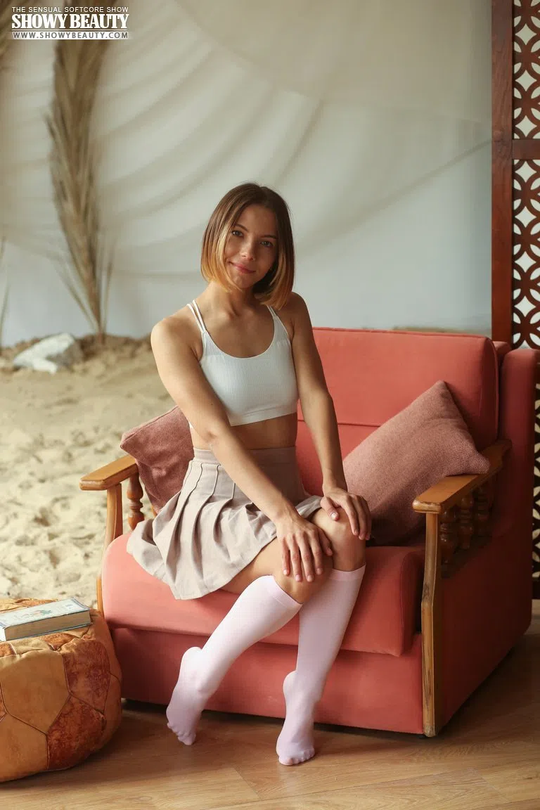 julie-showy-beauty-134442 Of Page 1-1.webp