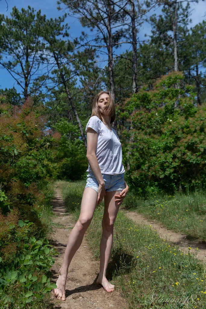 anna-r-stunning-18-82114 Of Page 1-2.webp