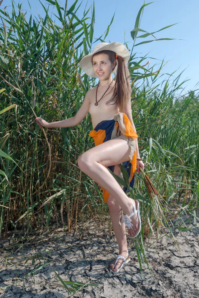 hrizantema-erotic-beauty-44179 Of Page 1-1.webp