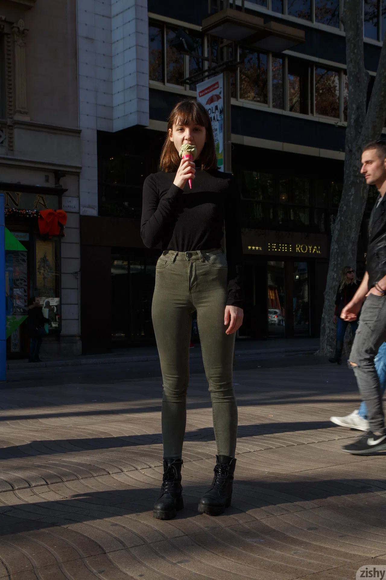 lara-maiser-barcelona-cosmopolitan-zishy-28573 Of Page 1-3.webp