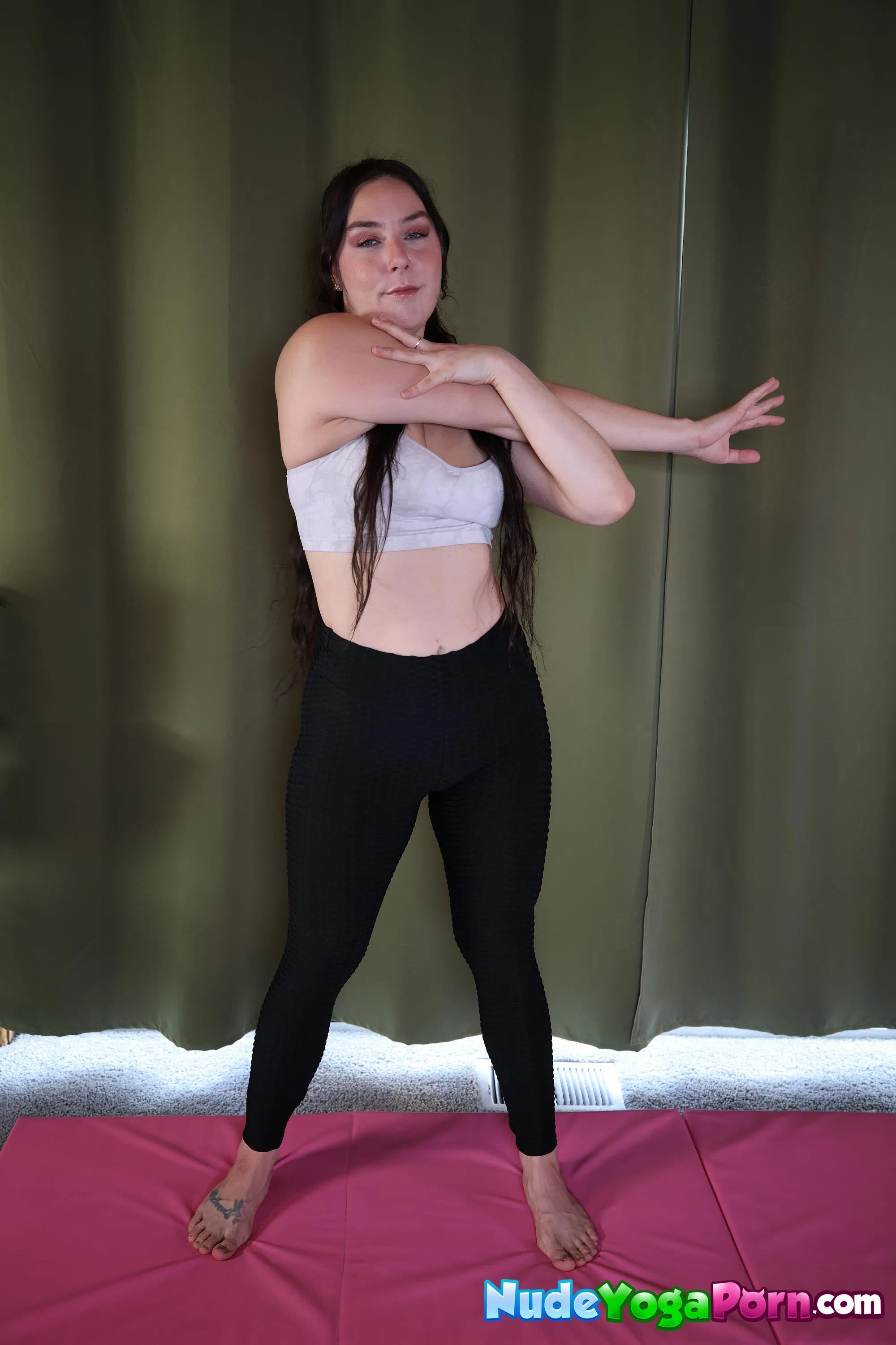 riley-reigns-nude-yoga-porn-199663 Of Page 1-2.webp