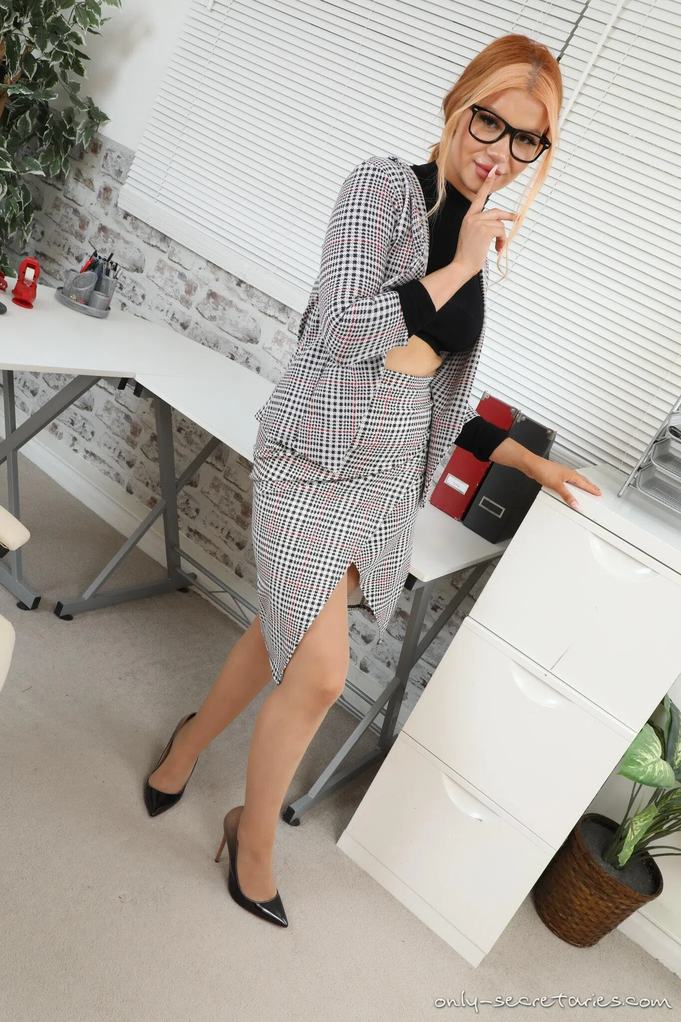zoey-king-only-secretaries-124941 Of Page 1-2.webp