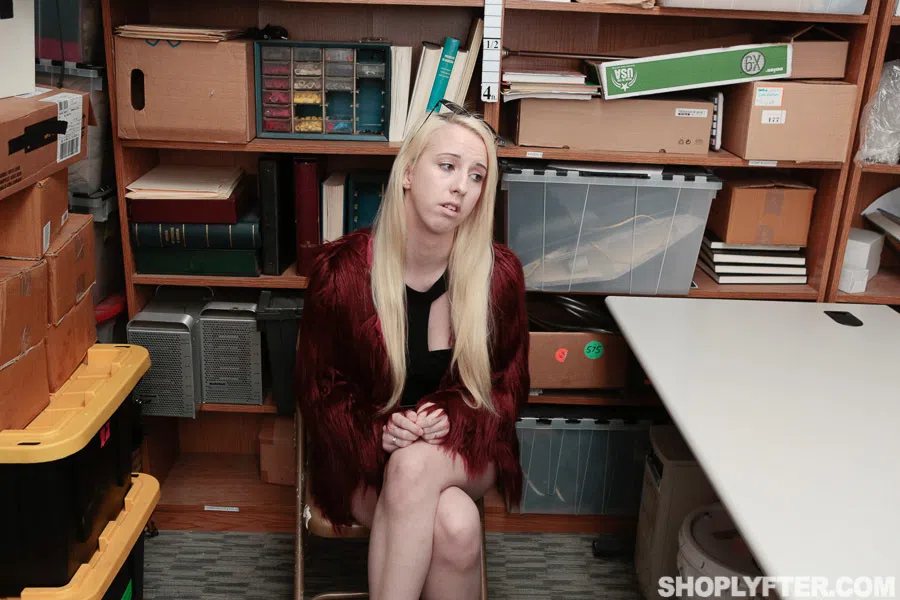 darcie-belle-shoplyfter-40593 Of Page 1-1.webp