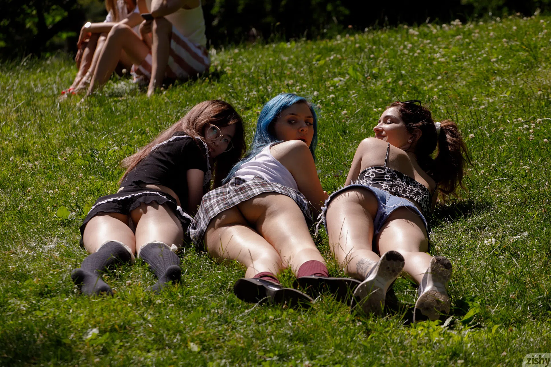 barbie-qu-skye-blue-and-nina-presley-central-park-salad-zishy-48326 Of Page 1-2.webp